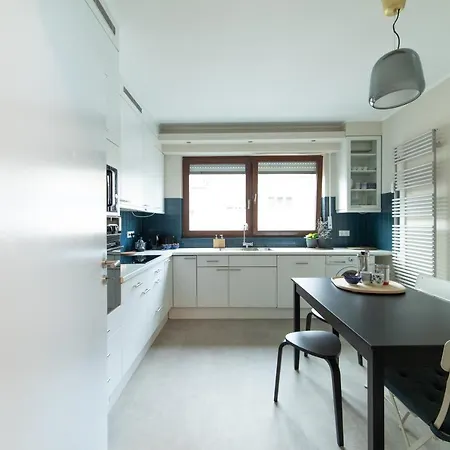 Large & Cosy Apartment For 7 Near City Center